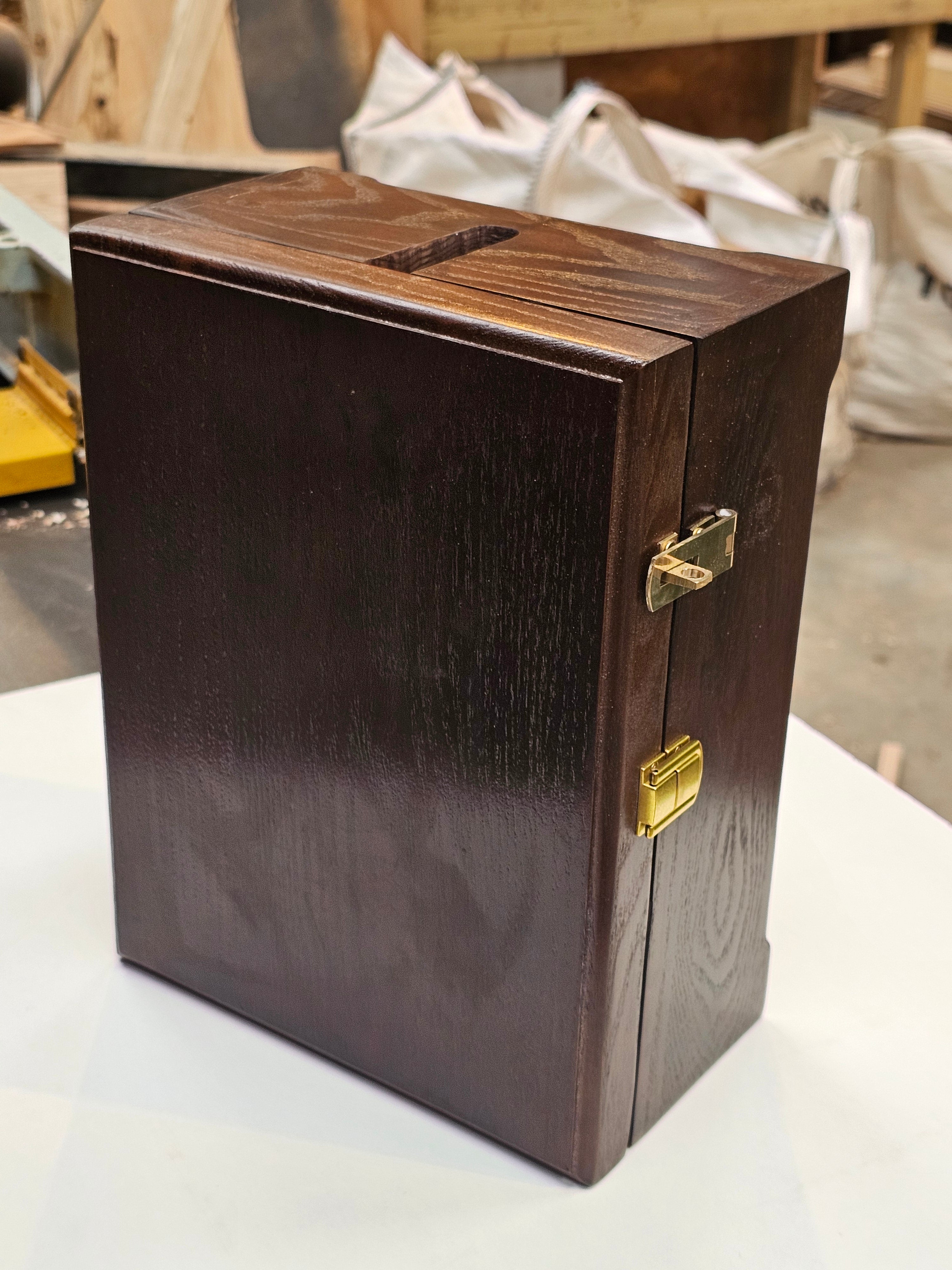 Lockable spider cabinet