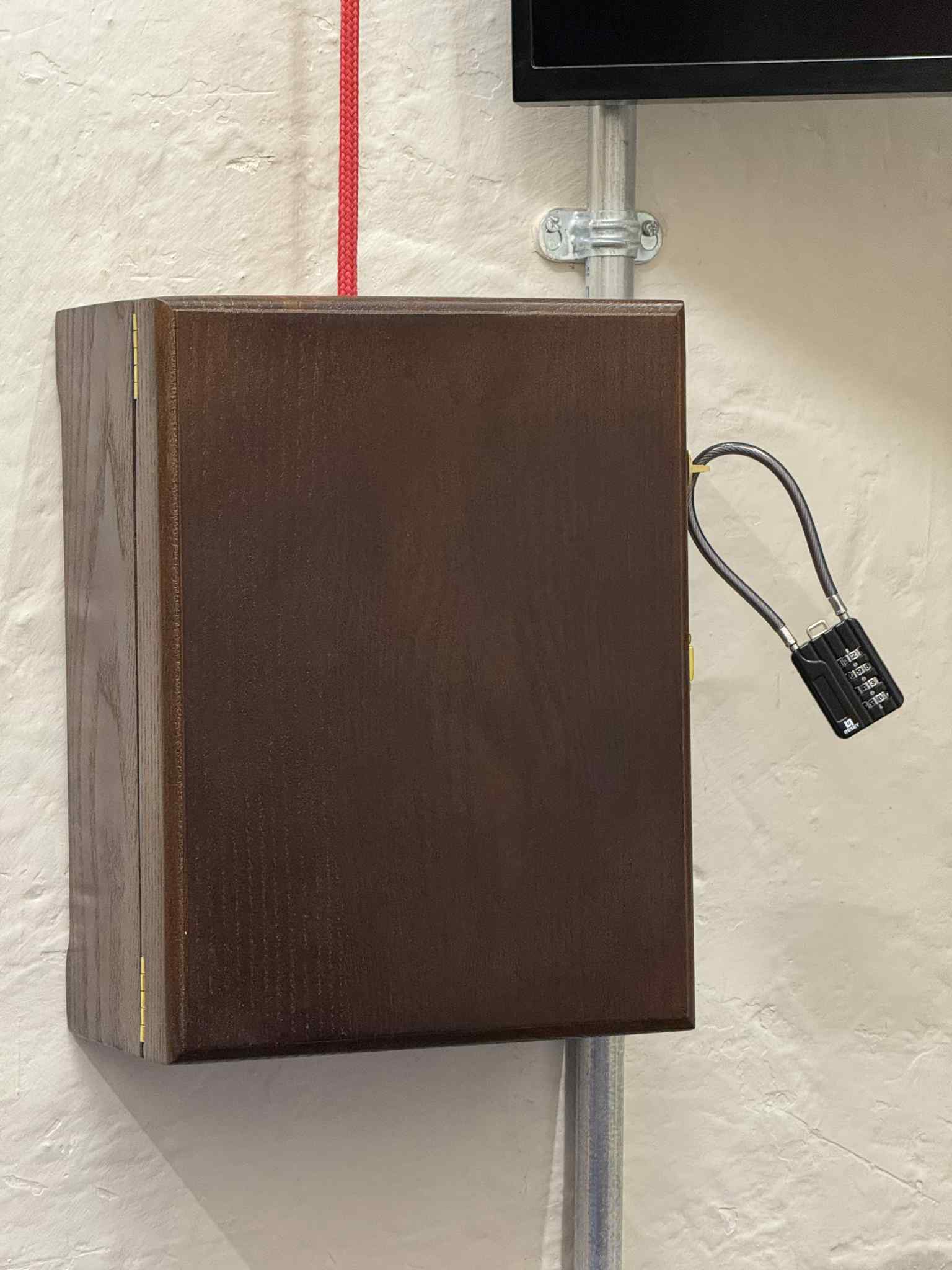 Lockable spider cabinet